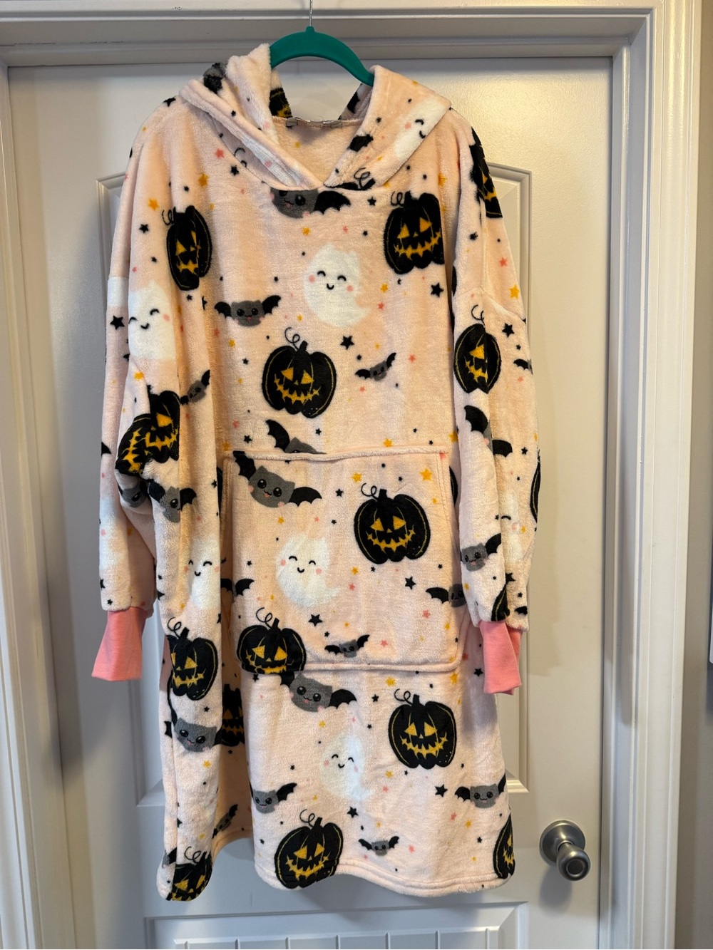 cupcakes & cashmere Pink Hooded Halloween Poncho with Jack-o'-Lanterns & Ghosts